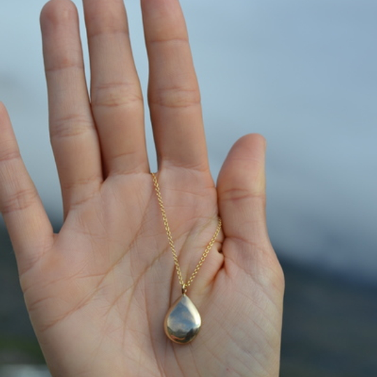 Teardrop pendant and chain