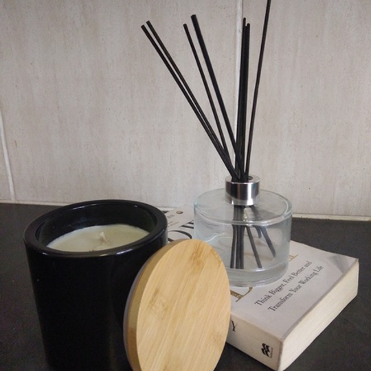 Luna glossy black candle with Arum diffuser
