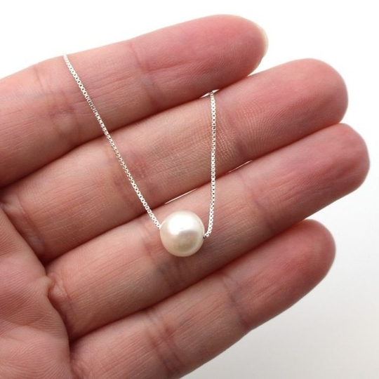 Floating pearl necklace